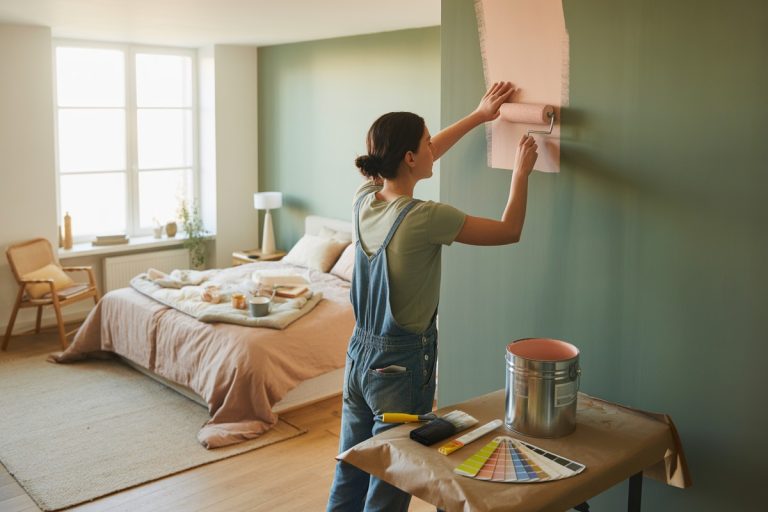 Test de peinture sage green sur mur tête de lit dans chambre lumineuse