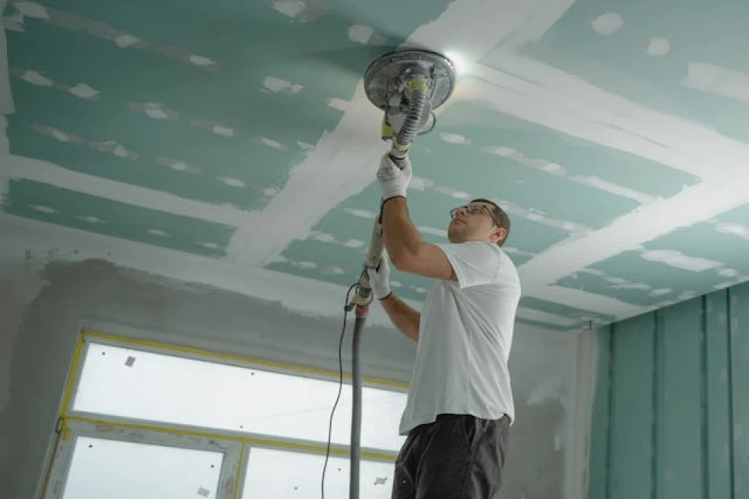 Plafond tendu ou faux plafond placo : lequel choisir en 2026 ?